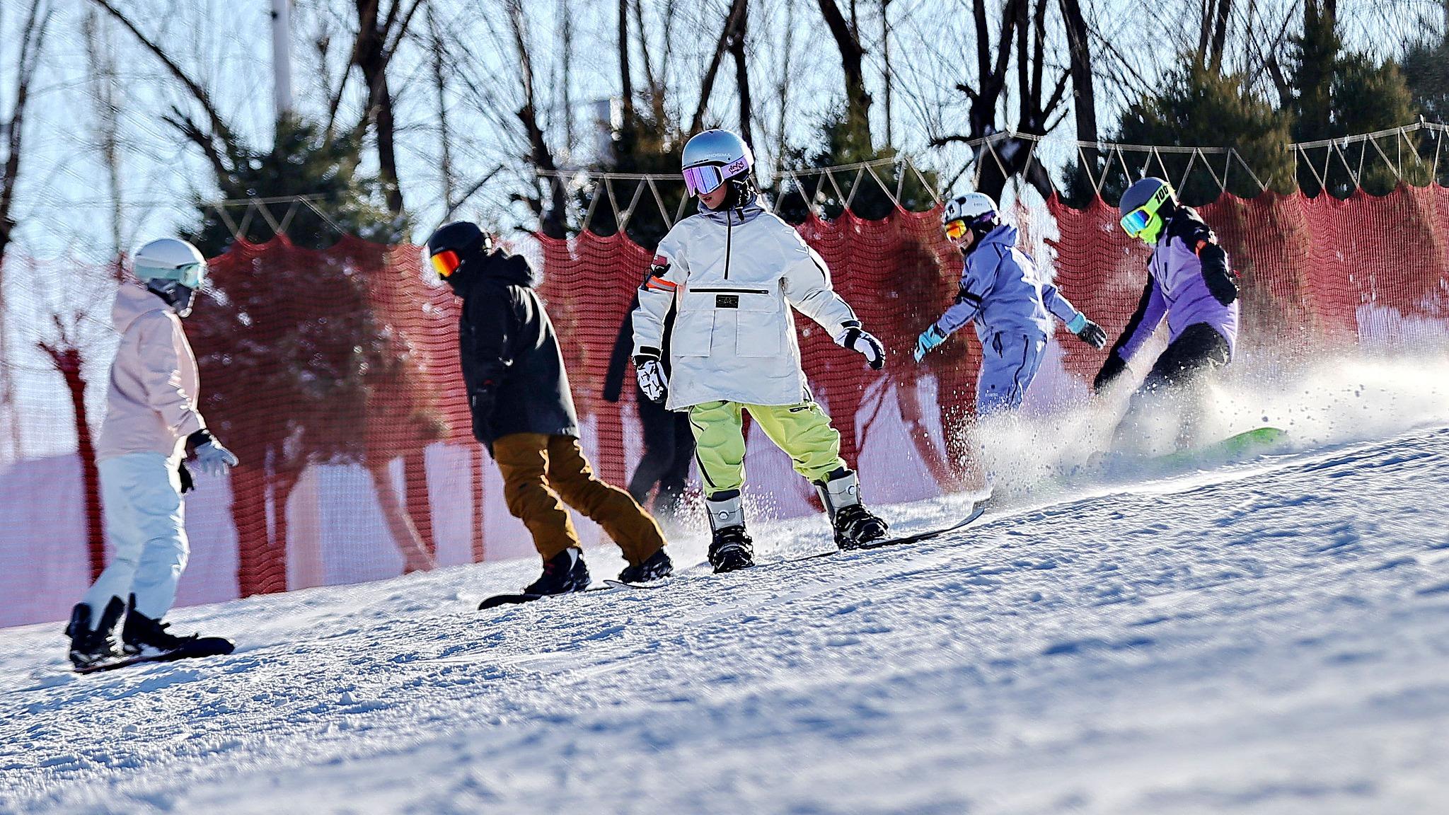 新年新气象 消费活力旺 各地冰雪游持续升温