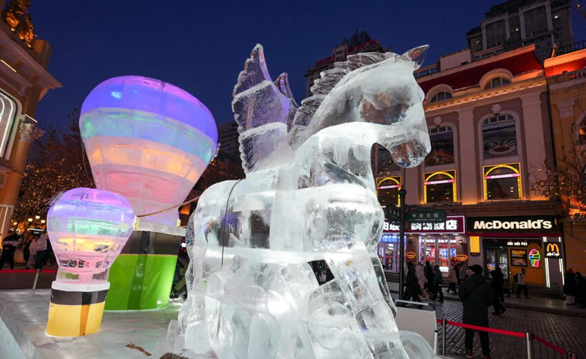 哈尔滨：冰雕景观为百年中央大街添彩