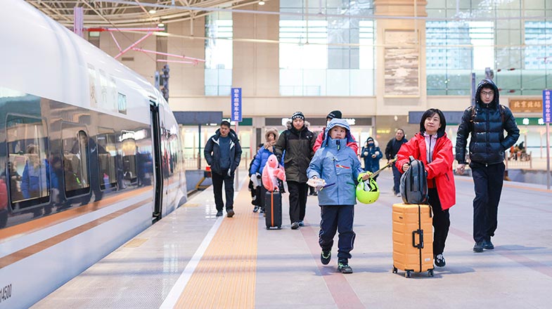 一问到底丨铁路春运推出“轻装行”服务 如何预约？对行李有何要求？